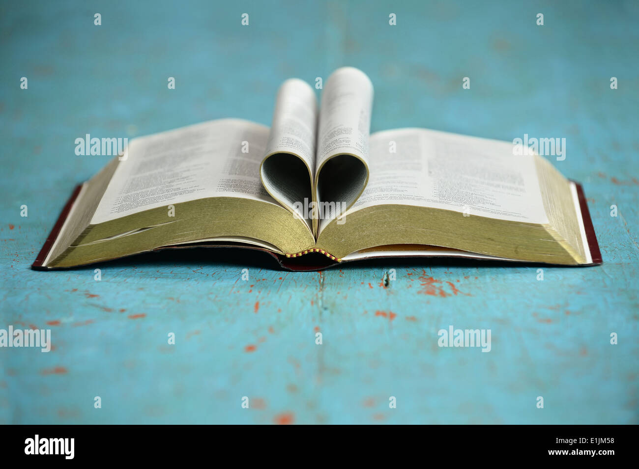 Cuore formato da aprire la Bibbia sul tavolo vintage Foto Stock