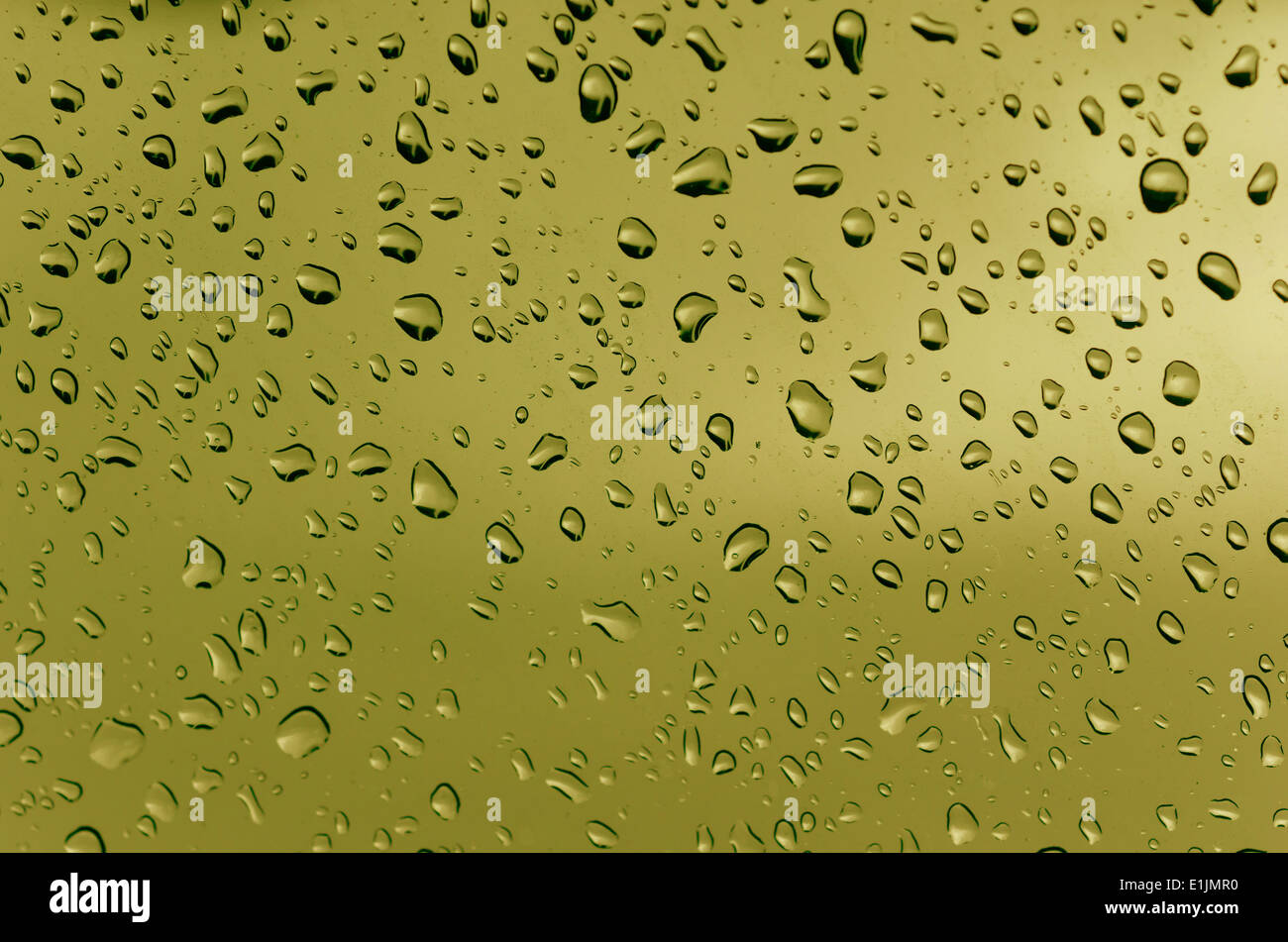 Le goccioline di acqua sul vetro con uno sfondo colorato. Gocce di acqua. Foto Stock