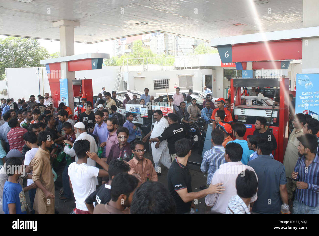 Karachi, Pakistan, 05 Giugno, 2014. Un gran numero di persone che si riuniscono per ottenere un combustibile come il Metropolitan si trova di fronte a carenza di carburante a causa della mancata alimentazione durante la protesta del MQM a Karachi il Giovedì, Giugno 05, 2014. Credito: S.Imran Ali PPI/images/Alamy Live News Foto Stock