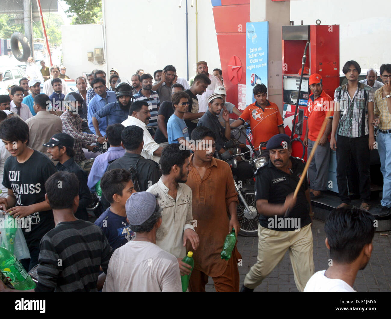 Karachi, Pakistan, 05 Giugno, 2014. Un gran numero di persone che si riuniscono per ottenere un combustibile come il Metropolitan si trova di fronte a carenza di carburante a causa della mancata alimentazione durante la protesta del MQM a Karachi il Giovedì, Giugno 05, 2014. Credito: S.Imran Ali PPI/images/Alamy Live News Foto Stock