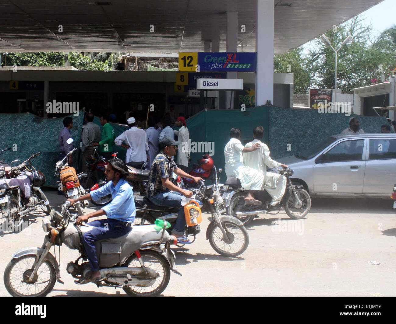 Karachi, Pakistan, 05 Giugno, 2014. Un gran numero di persone che si riuniscono per ottenere un combustibile come il Metropolitan si trova di fronte a carenza di carburante a causa della mancata alimentazione durante la protesta del MQM a Karachi il Giovedì, Giugno 05, 2014. Credito: S.Imran Ali PPI/images/Alamy Live News Foto Stock