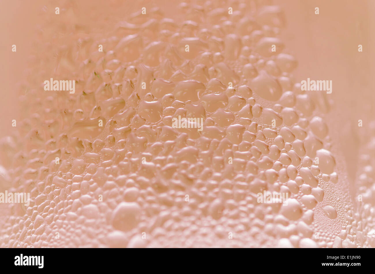 Le goccioline di acqua sul vetro con uno sfondo colorato. Gocce di acqua. Foto Stock