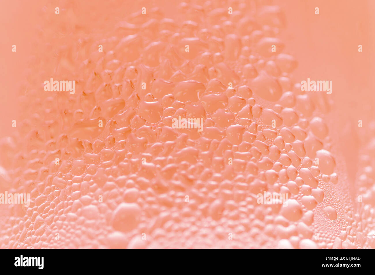 Le goccioline di acqua sul vetro con uno sfondo colorato. Gocce di acqua. Foto Stock