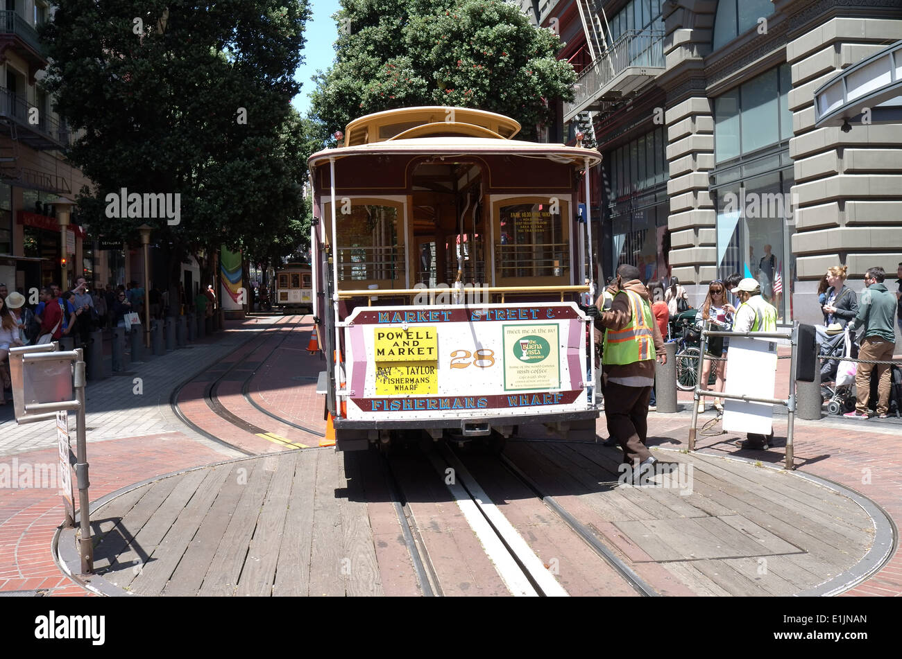 La funivia di essere spinti al di fuori della piattaforma girevole in San Francisco Foto Stock