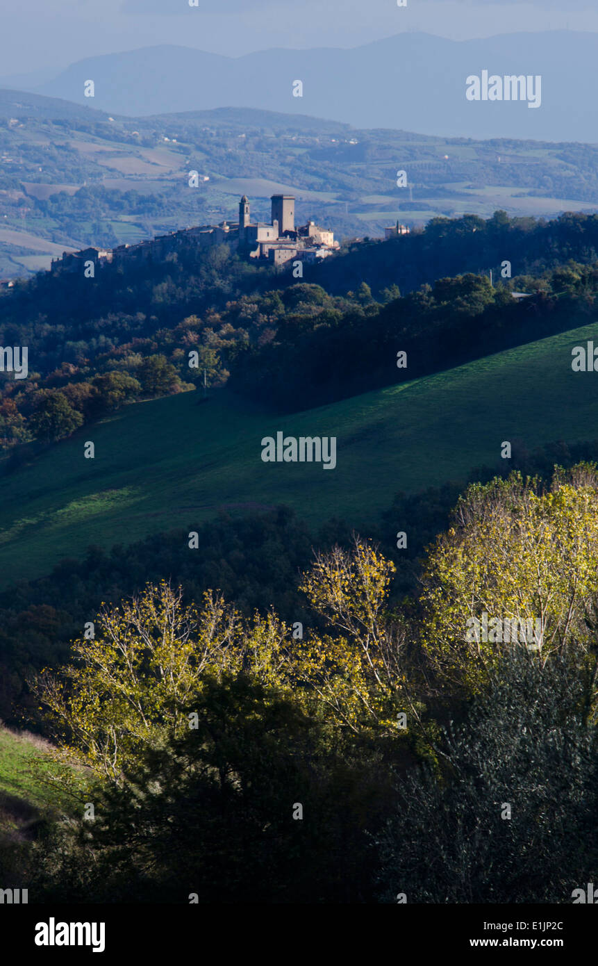Vista panoramica del paese di Vaiano, parte del comune di Castione in Teverina in Lazio, Italia centrale, Europa Foto Stock