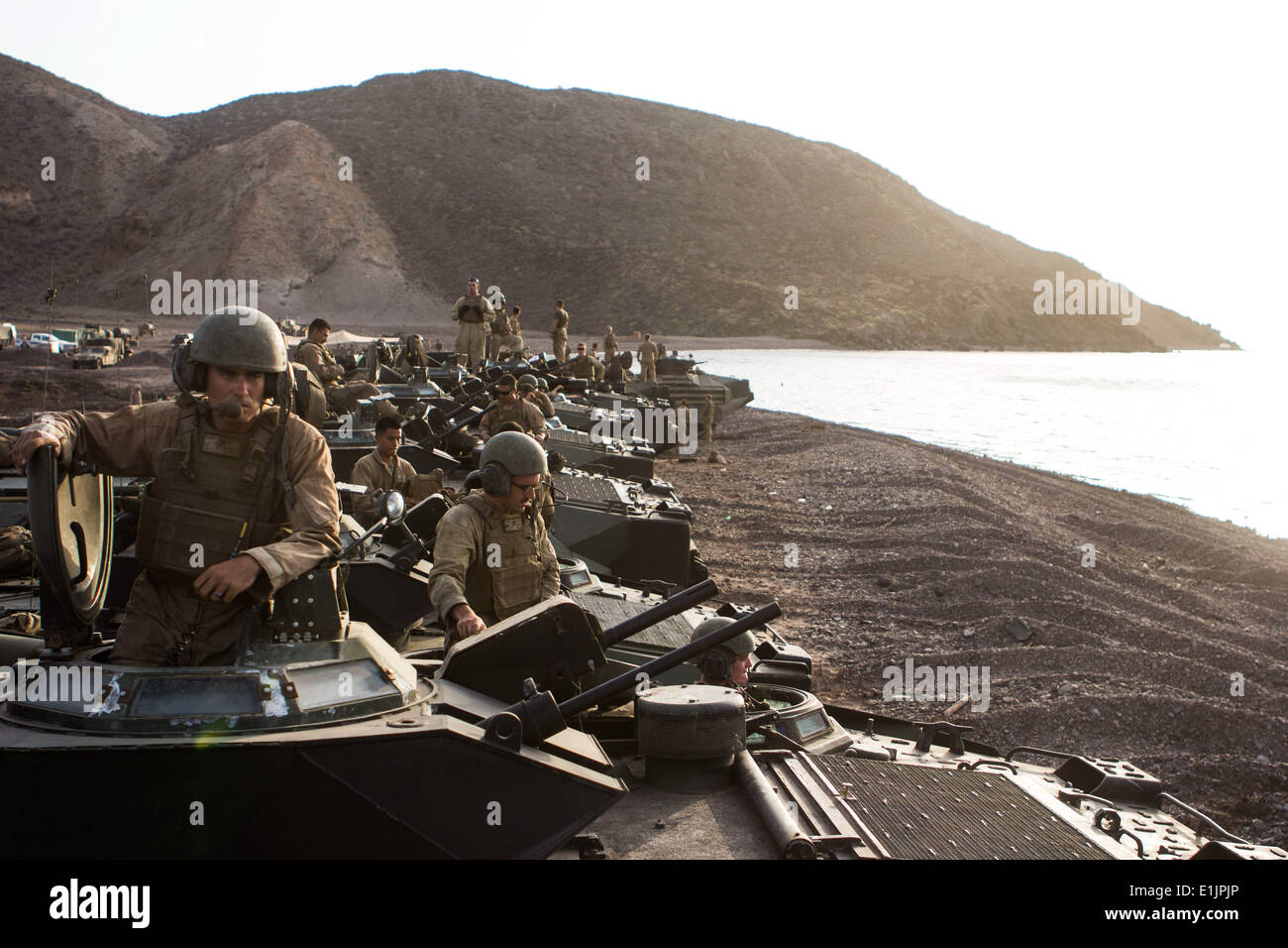 Stati Uniti Marines con assalto anfibio veicolo plotone, Battaglione Team di atterraggio 3/2, 26 Marine Expeditionary Unit (MEU), preparare Foto Stock