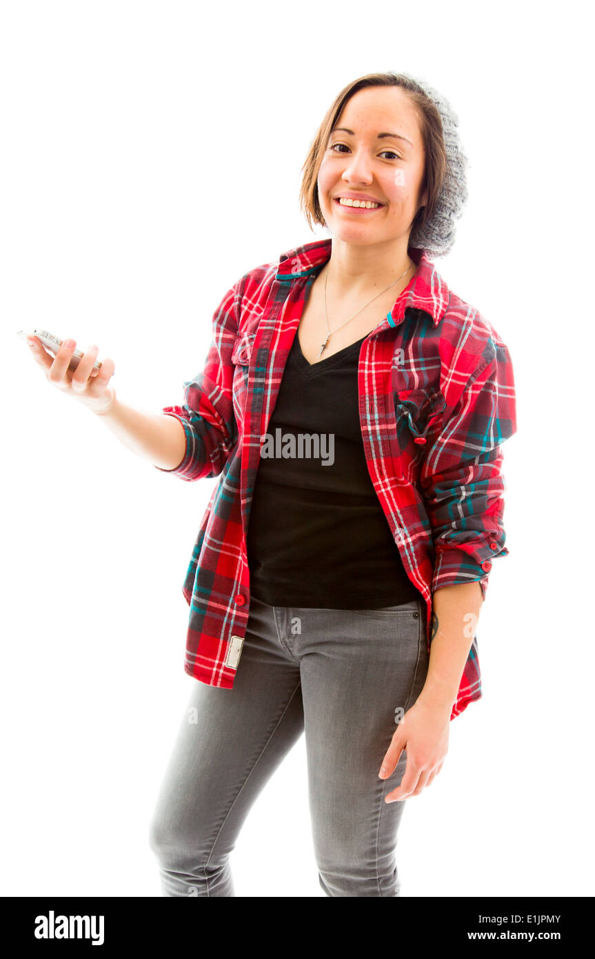 Giovane donna di trattenimento sul telefono cellulare e sorridente Foto Stock