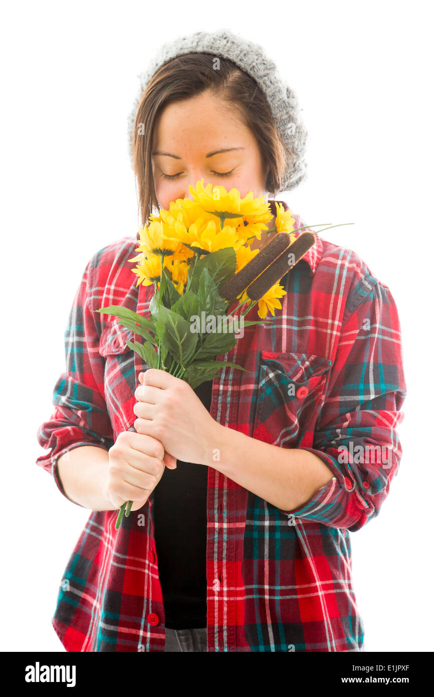 Giovane donna maleodoranti bouquet di girasoli Foto Stock