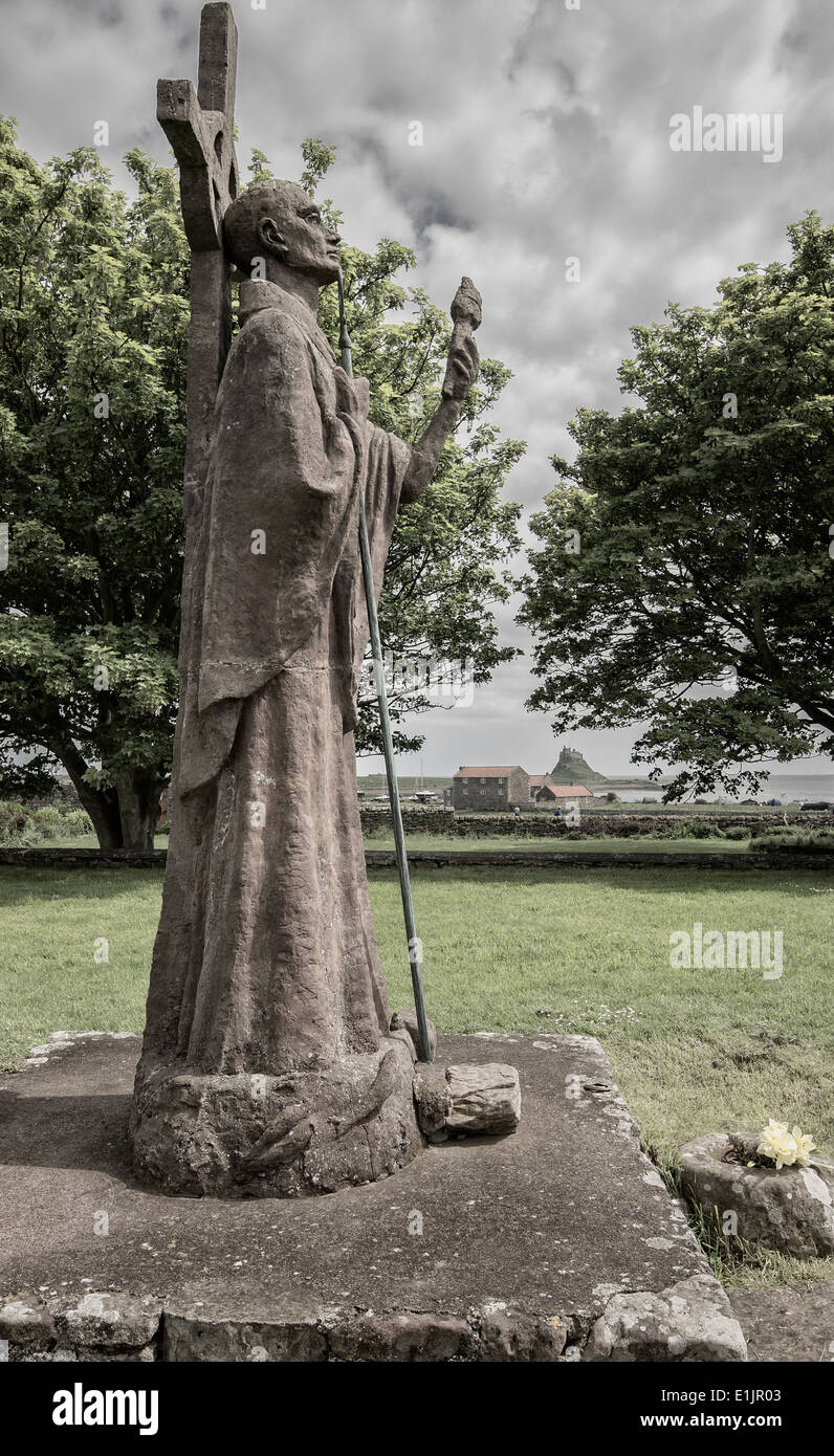 Statua di San Aidan in St Mary's sagrato su Lindisfarne, Northumberland, Inghilterra. Foto Stock