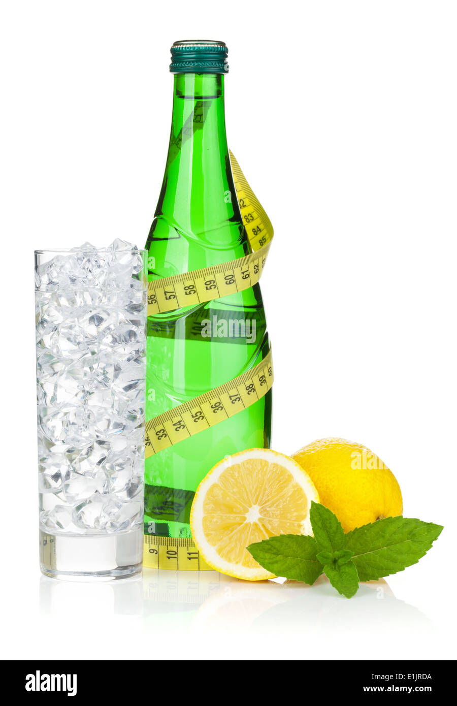 Bicchiere di acqua con ghiaccio, una bottiglia, un nastro di misurazione, limone e menta. Isolato su sfondo bianco Foto Stock