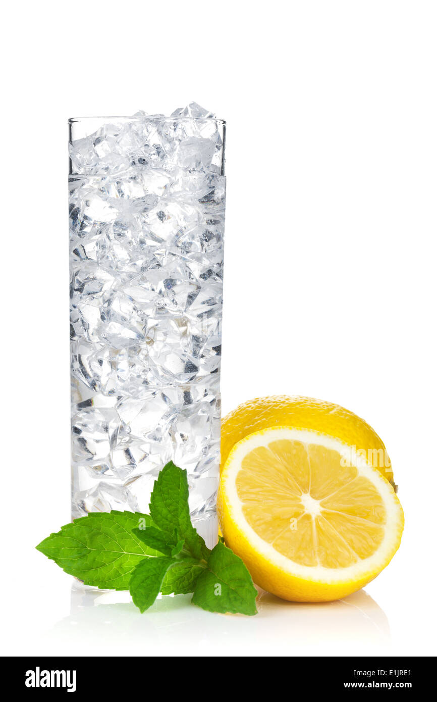 Bicchiere di acqua con ghiaccio, limone e menta. Isolato su sfondo bianco Foto Stock