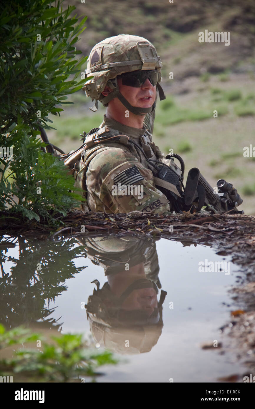 Stati Uniti Army Sgt. Justin A. Clymer, un ingegnere di combattimento con Alfa Company, quarta brigata truppe speciali battaglione, quarta brigata combattere Foto Stock