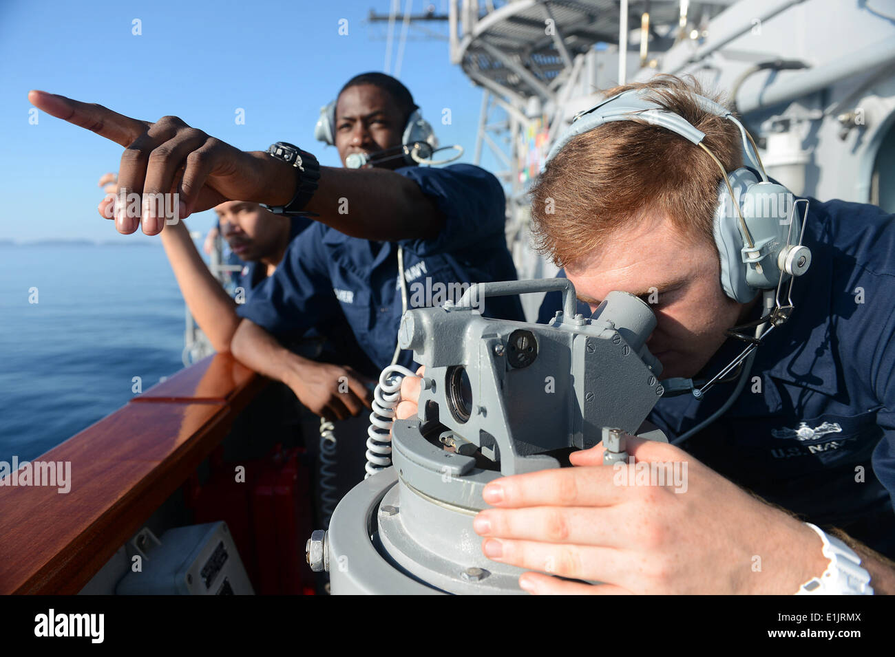Stati Uniti Operazioni navali Specialist Seaman Nickolas Baker, sinistra e Intendente marinaio Weston guerra, assegnato all'guidato missil Foto Stock
