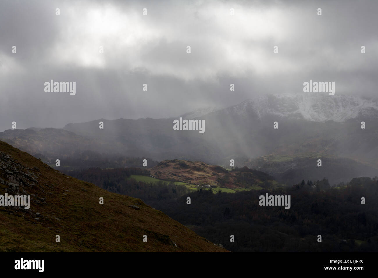 Nuvole di tempesta e neve oltre Wetherlam e il vecchio uomo di Coniston da Loughrigg cadde Lake District Cumbria Inghilterra England Foto Stock