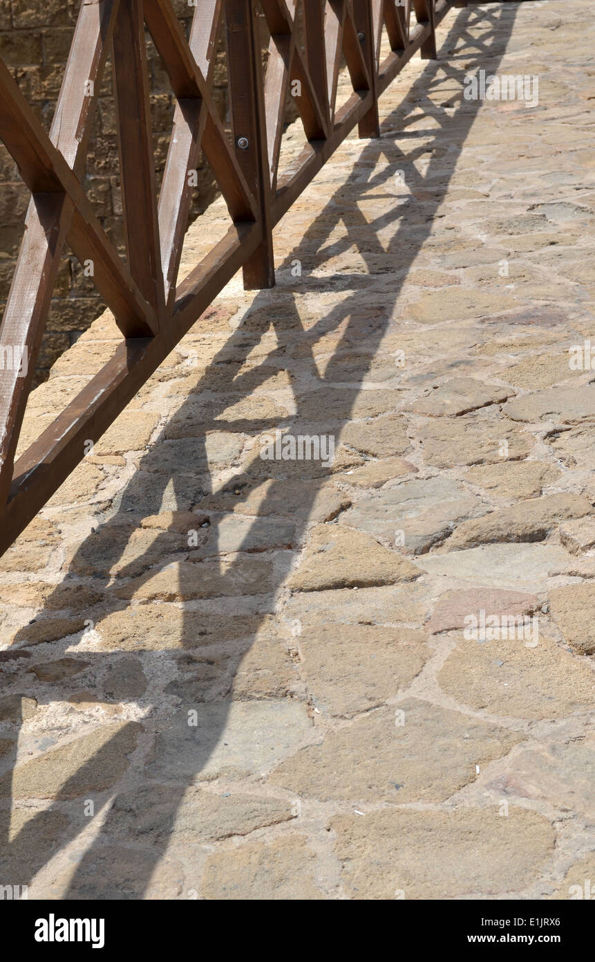 Ombre dall'ingresso ringhiere per il Castello di Pafo.Il Castello di Pafo è situato sul bordo del porto di Paphos. Foto Stock