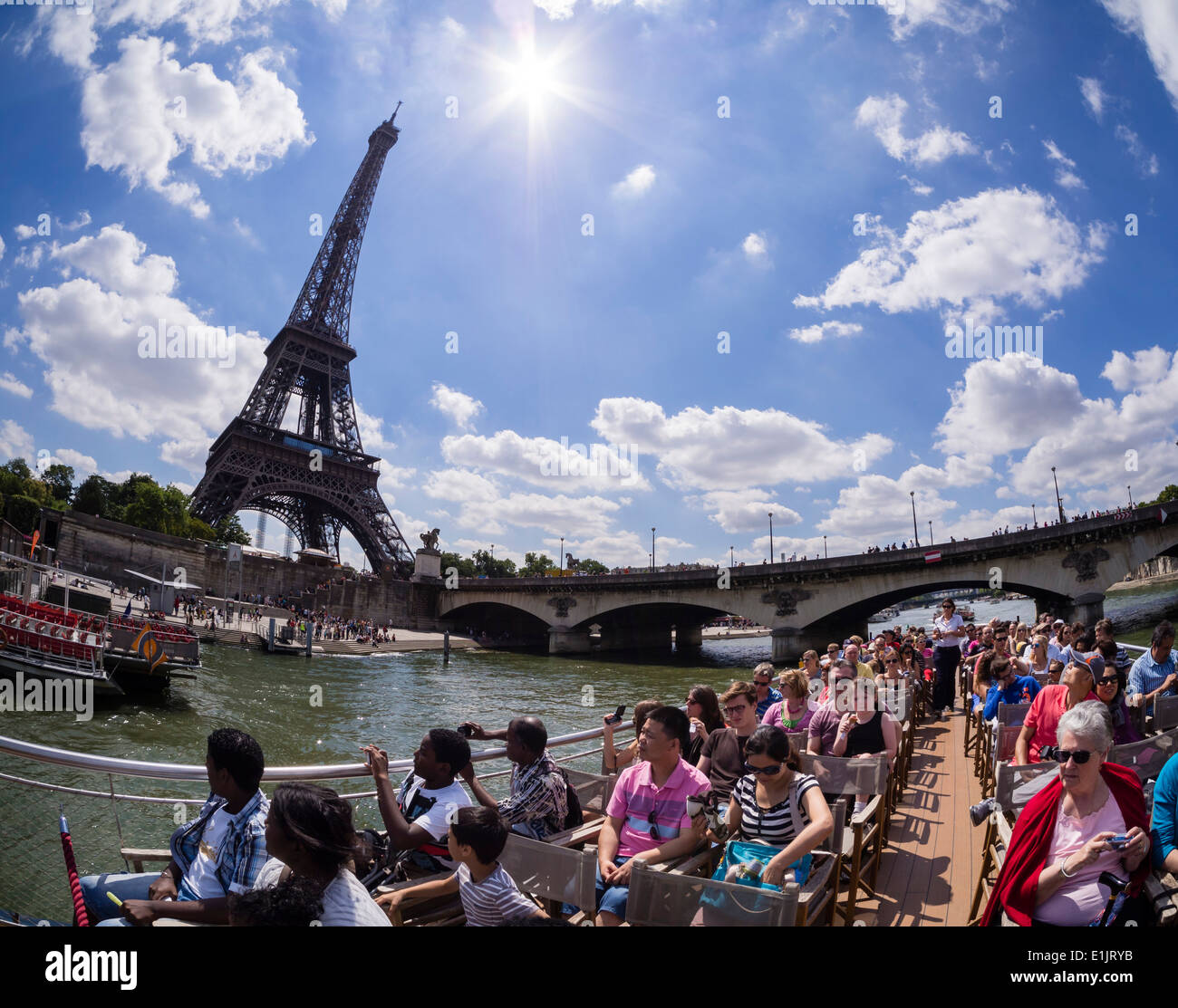 I turisti passano la Parigi Torre Eiffel su una barca sul fiume Senna. Foto Stock