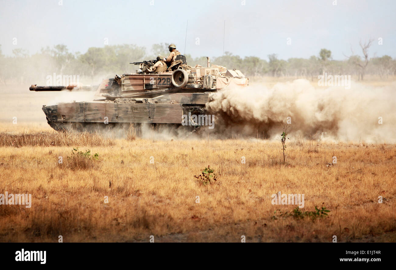 Stati Uniti Marines con Alfa Company, 1° battaglione del serbatoio, 1° Divisione Marine ride in un M1A1 Abrams serbatoio ad un obiettivo durante l'exe Foto Stock Stati Uniti Marines con Alfa Company, 1° battaglione del serbatoio, 1° Divisione Marine ride in un M1A1 Abrams serbatoio ad un obiettivo durante l'exe Foto Stock