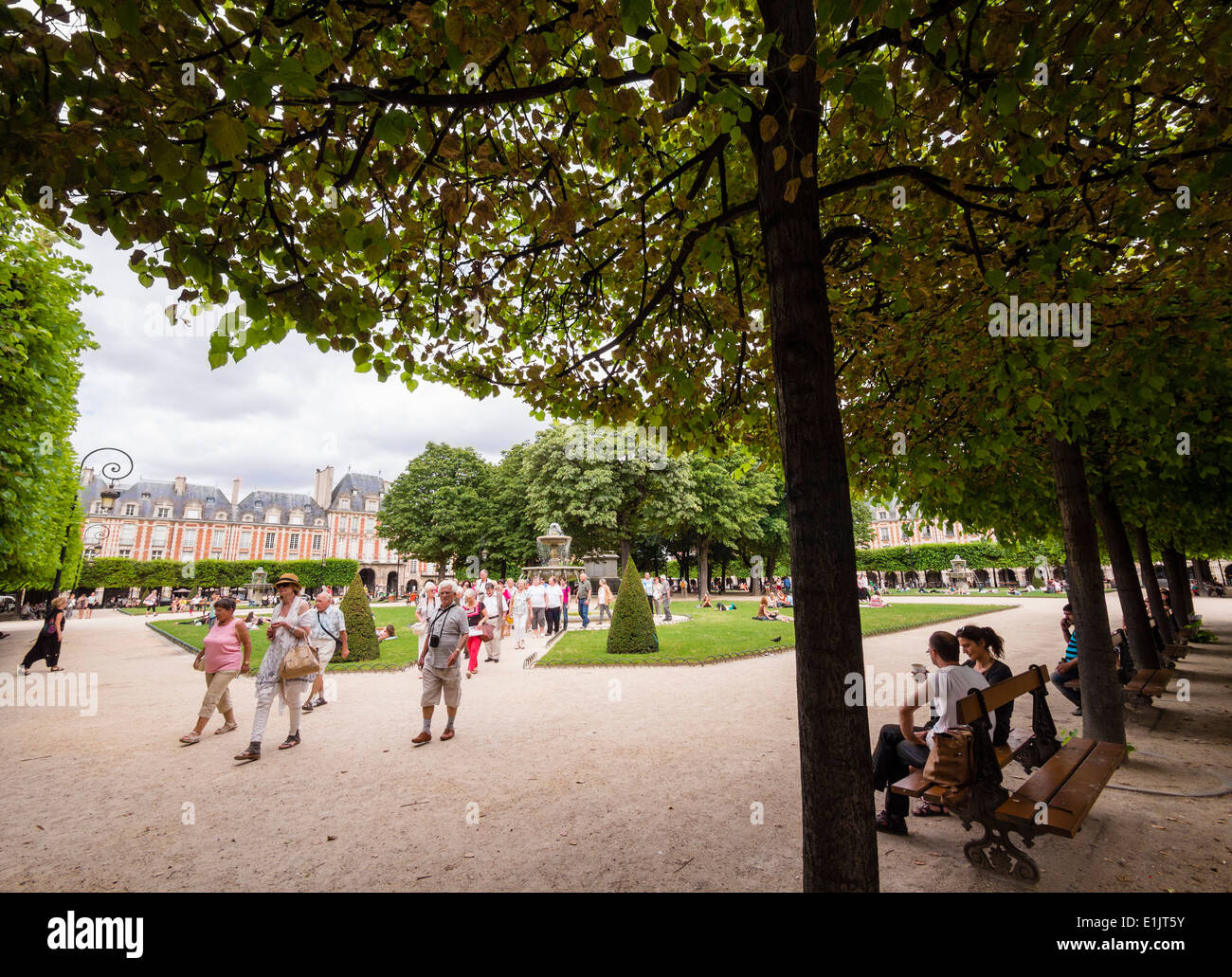 La Place des Vosges nel quartiere di Marais a Parigi. Foto Stock