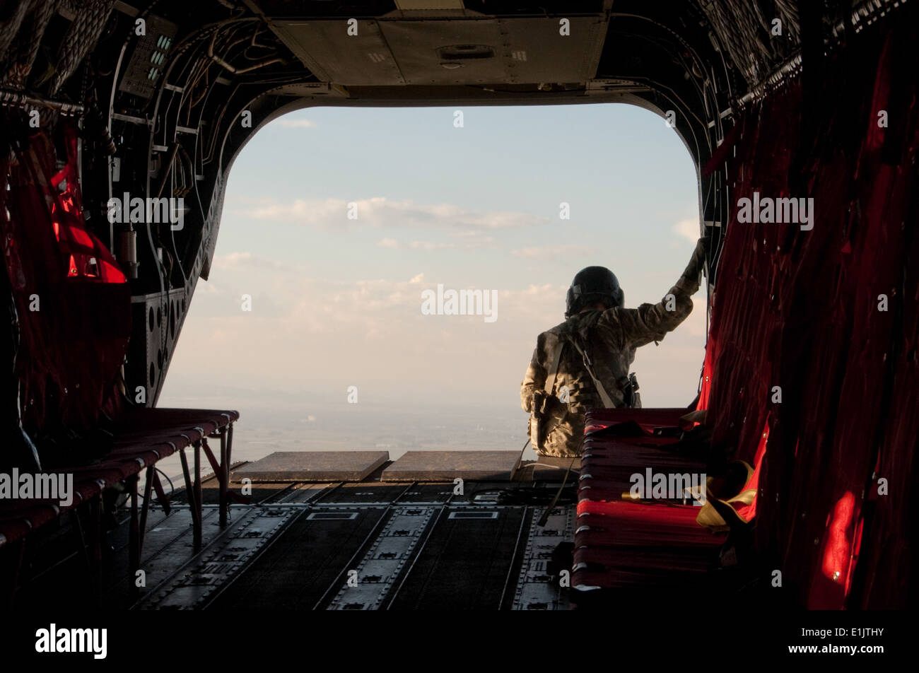 Un U.S. Soldato con l'esercito di Colorado National Guard vedute del paesaggio dal retro di un CH-47 elicottero Chinook dopo aeri Foto Stock