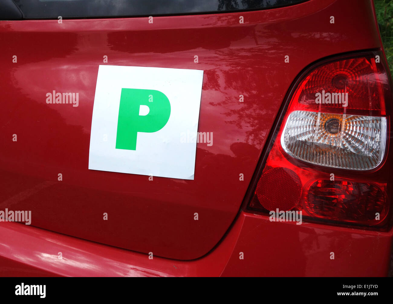 Verde ' P ' piastre su una vettura in Inghilterra indicano che il conducente ha recentemente superato l'esame di guida Foto Stock