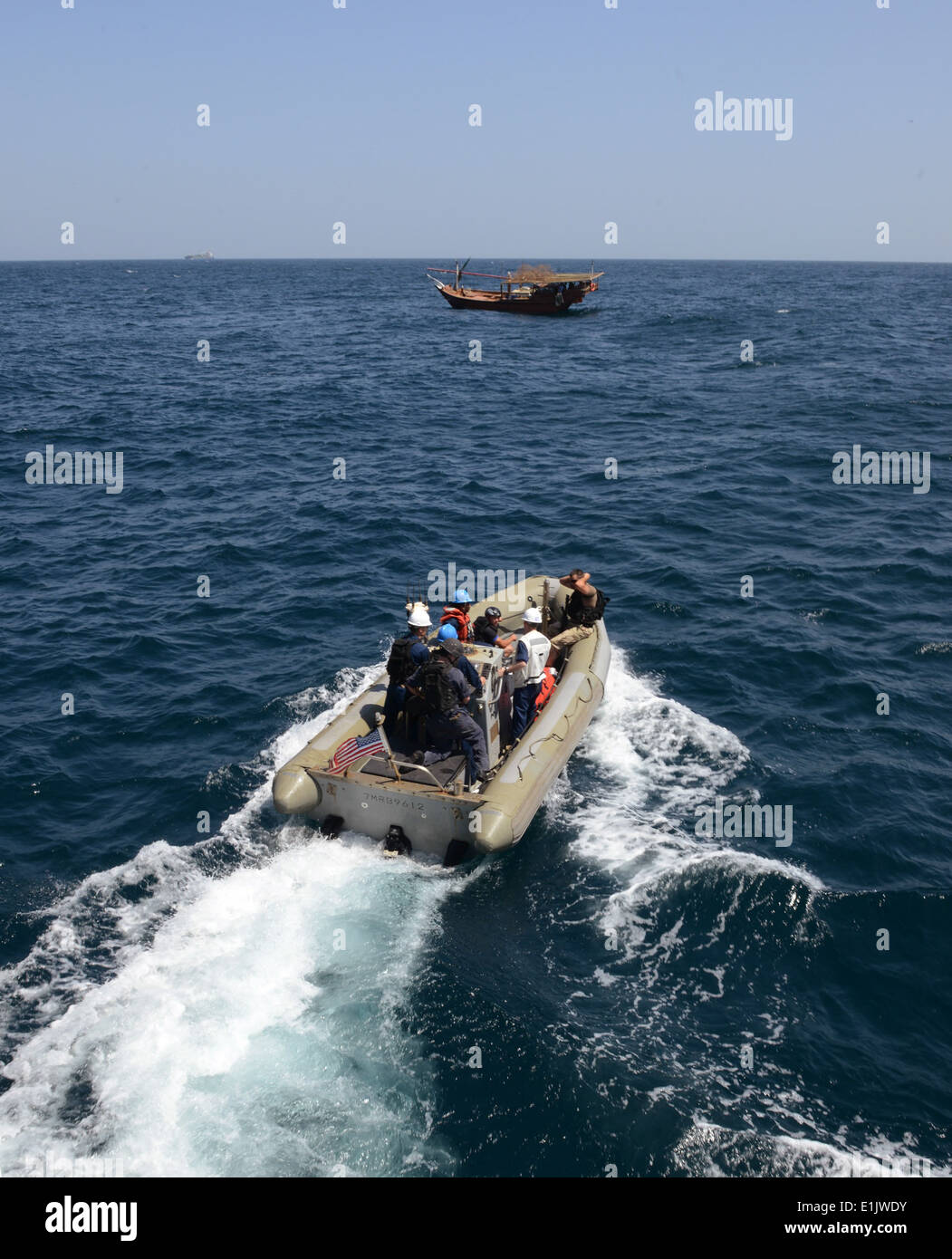 Stati Uniti Velisti assegnati alle visite-missili cruiser USS Gettysburg (CG 64) Approccio un filamento dhow di pesca dopo il suo equipaggio segno Foto Stock