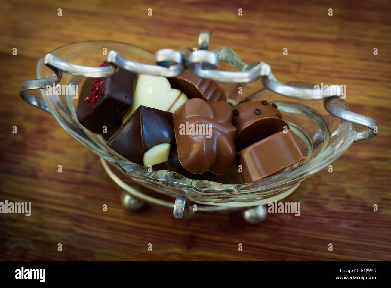 Un contenitore di vetro con un assortimento di cioccolatini Foto Stock