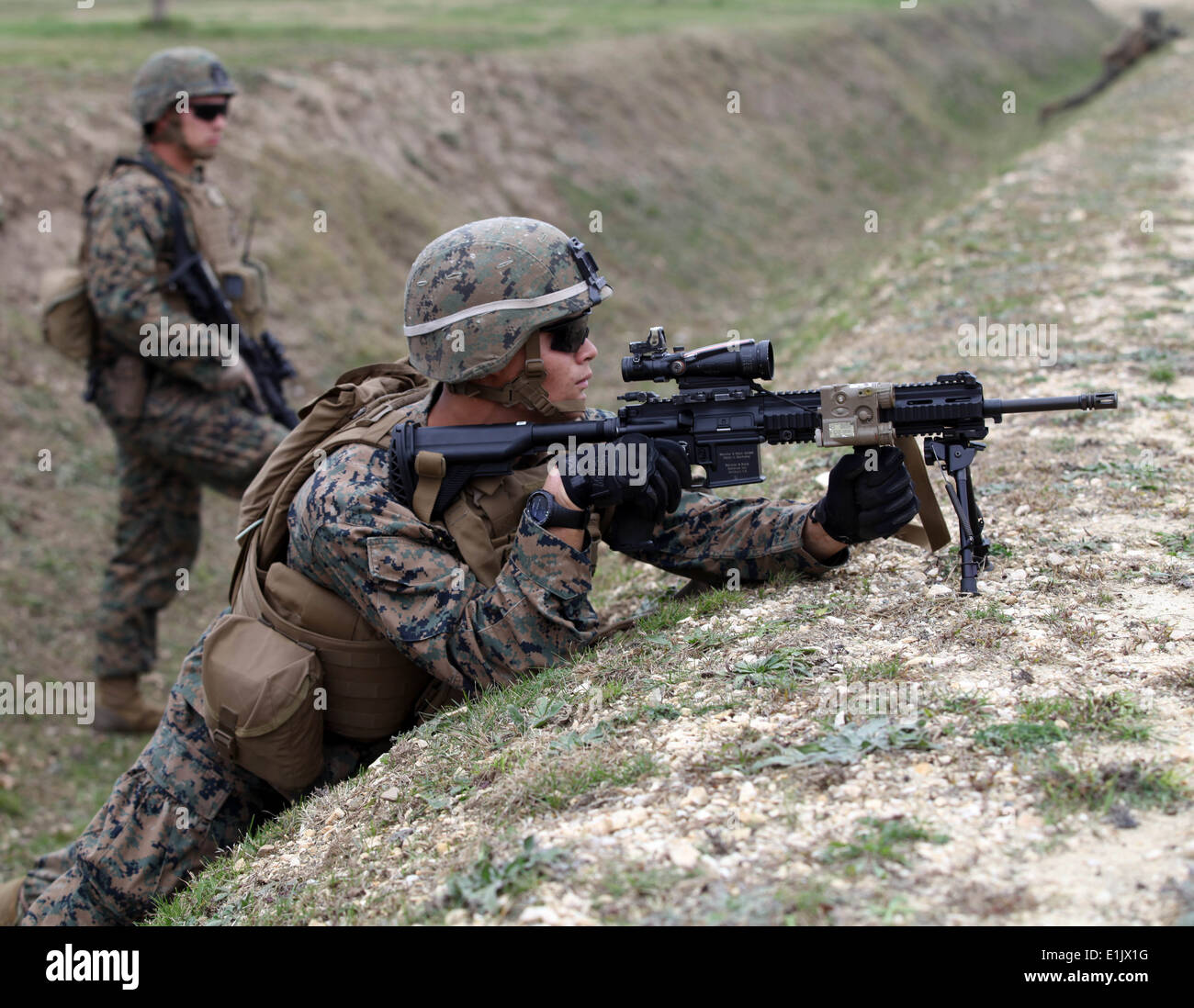 Stati Uniti Marine Corps Lance Cpl. Travis Martin, a destra di un M27 Fanteria Fucile automatico gunner e 1Lt. James Maroney, un plotone Foto Stock