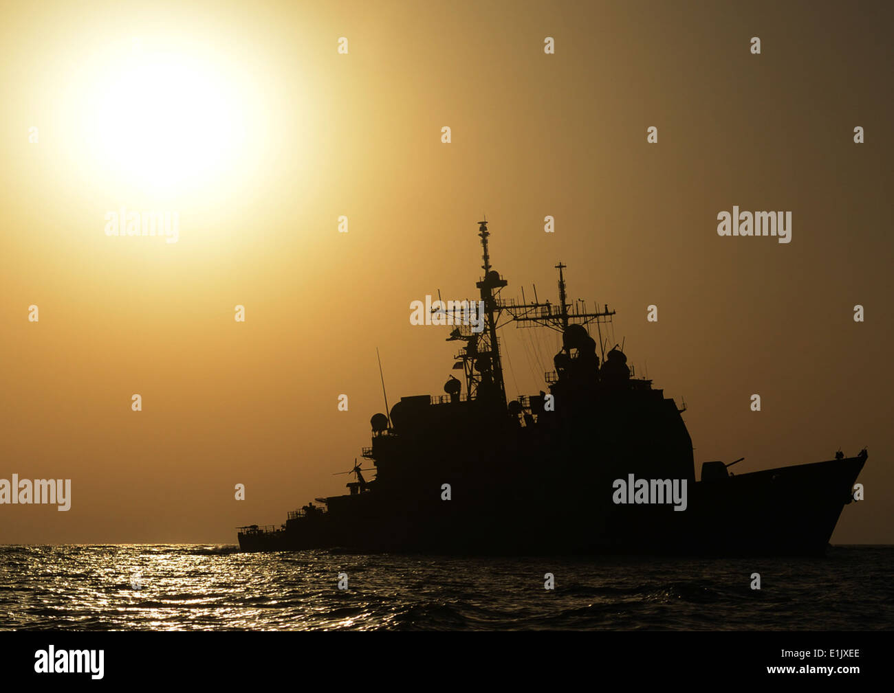 Il missile cruiser USS Gettysburg (CG 64) transita il Golfo di Oman ott. 18, 2013, a sostegno dell'Operazione Enduring Fre Foto Stock