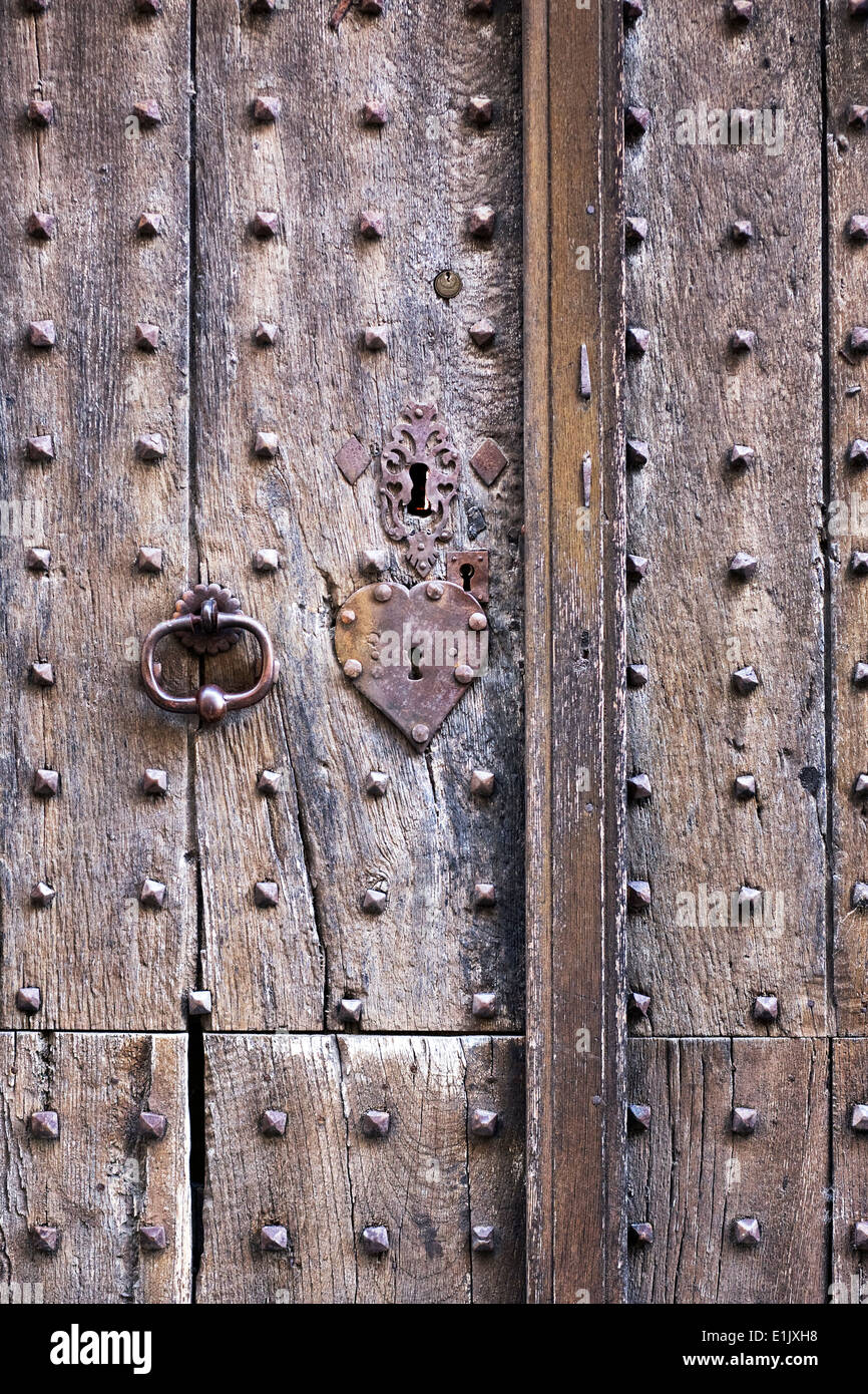 Moderno e antico si blocca su una vecchia porta francese. Foto Stock