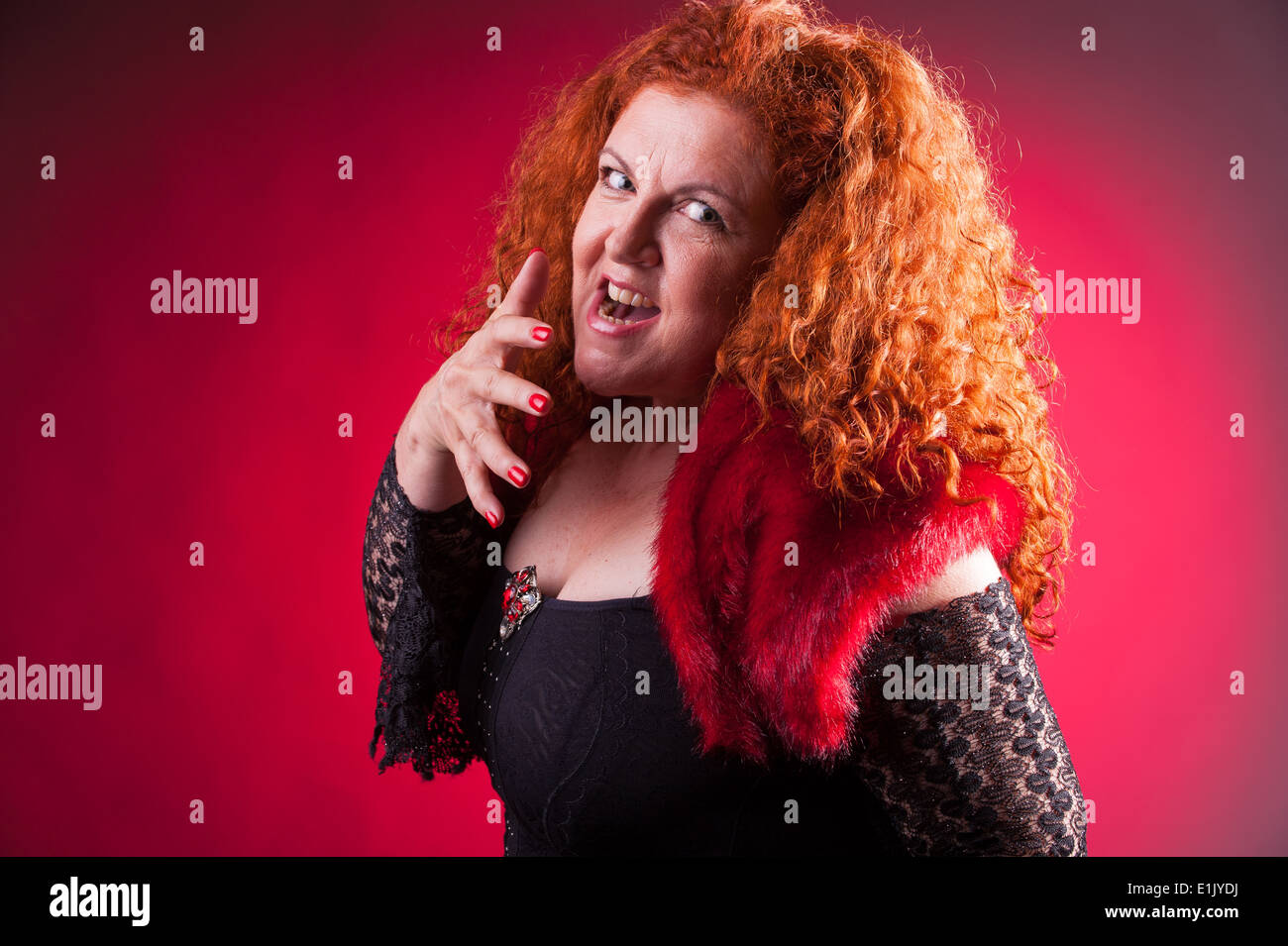 Donna con aspetto folle Foto Stock