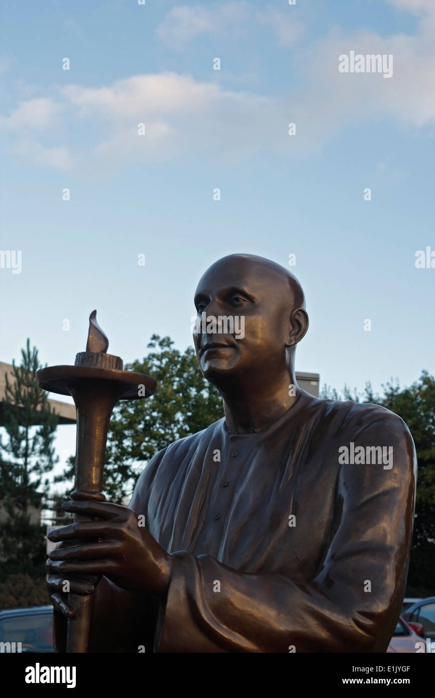 Statua di bronzo del mondo armonia la pace nella Baia di Cardiff Foto Stock