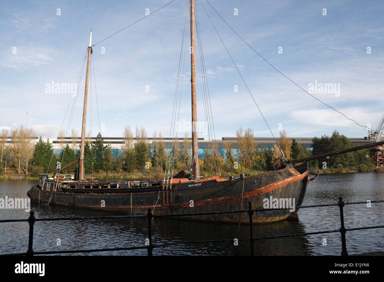 Barca a vela abbandonata Eben Haezer ormeggiata presso il Wharf sulla vecchia Bute East Dock di Cardiff, Galles, patrimonio marittimo britannico, zona della baia di Cardiff Foto Stock