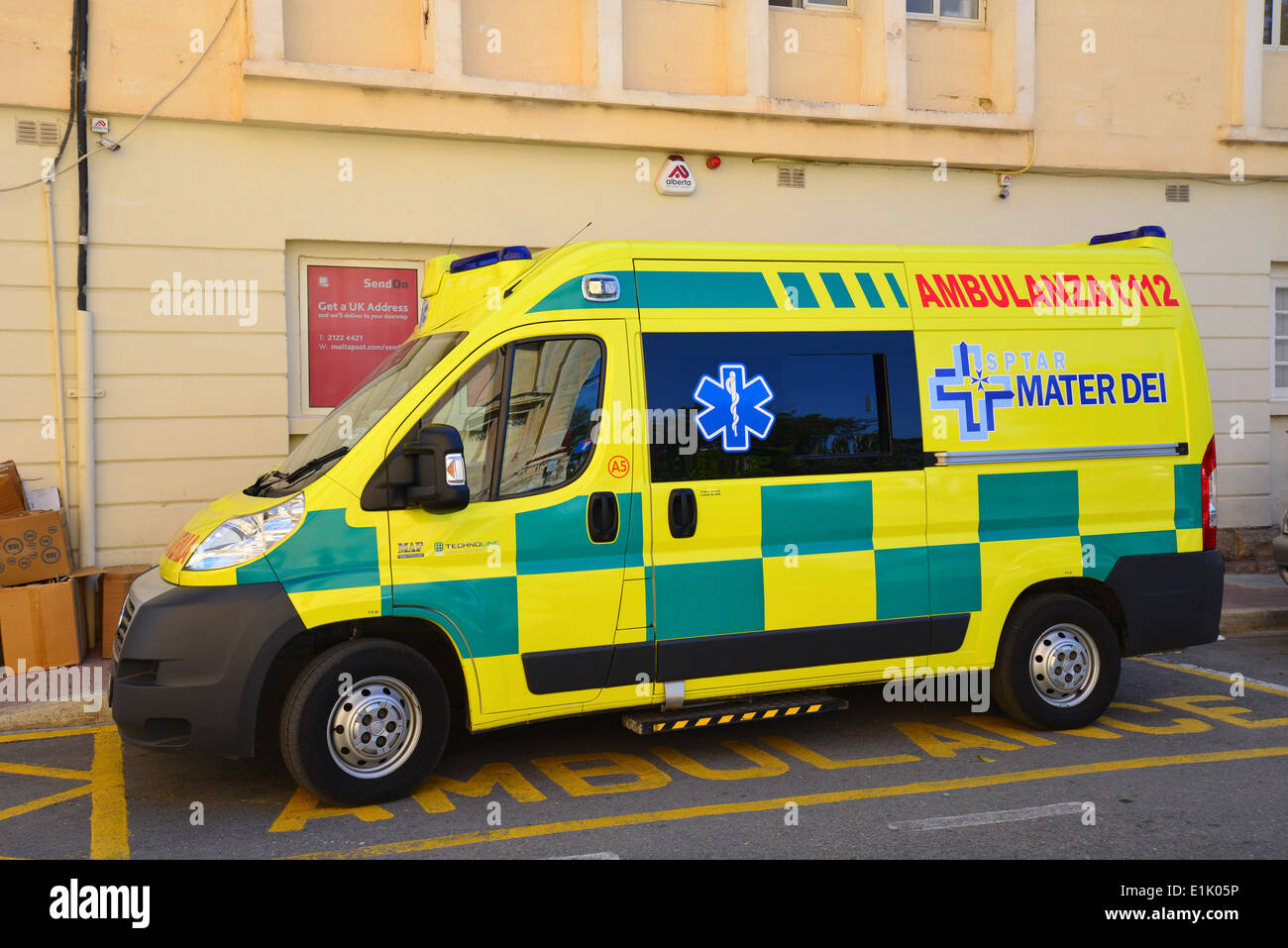 Ambulanza (ambulanza) in street, Mosta (Il-Mosta), il distretto settentrionale, Malta Majjistral Regione, Repubblica di Malta Foto Stock