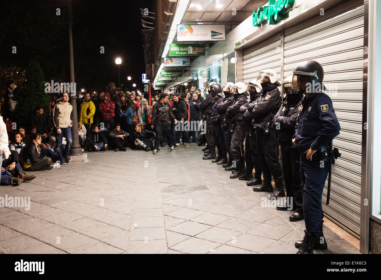 I dimostranti si riuniscono intorno le forze di polizia la protezione di open department store " El Corte Inglés' durante lo sciopero generale Foto Stock