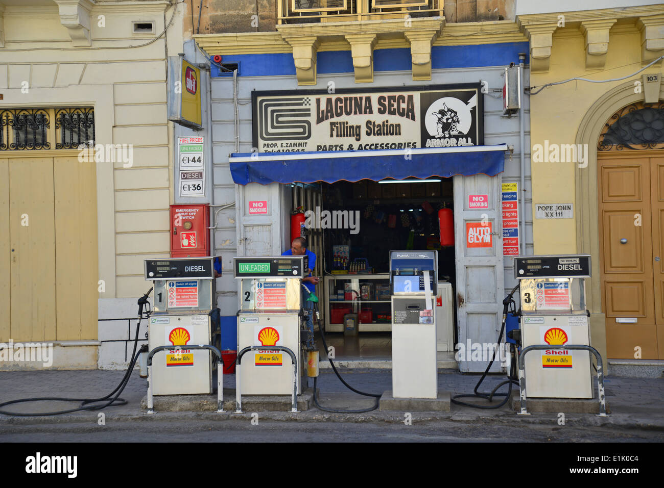 Piccolo garage benzina, Mosta (Il-Mosta), il distretto settentrionale, Malta Majjistral Regione, Repubblica di Malta Foto Stock