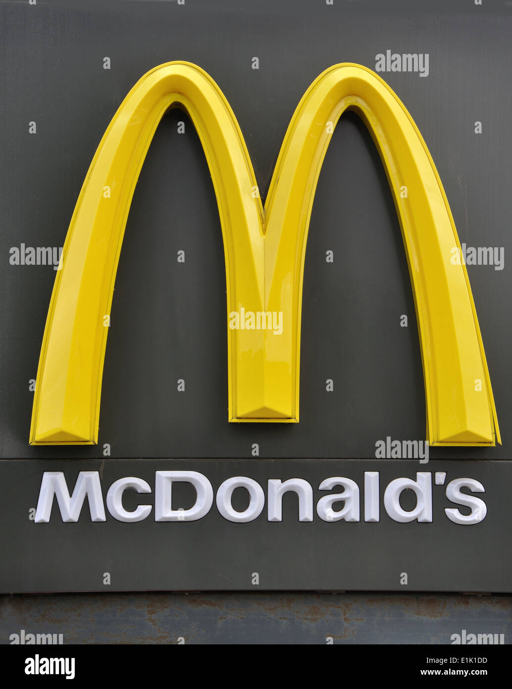 McDonald's sign, Paignton, Devon, Inghilterra, Regno Unito Foto Stock