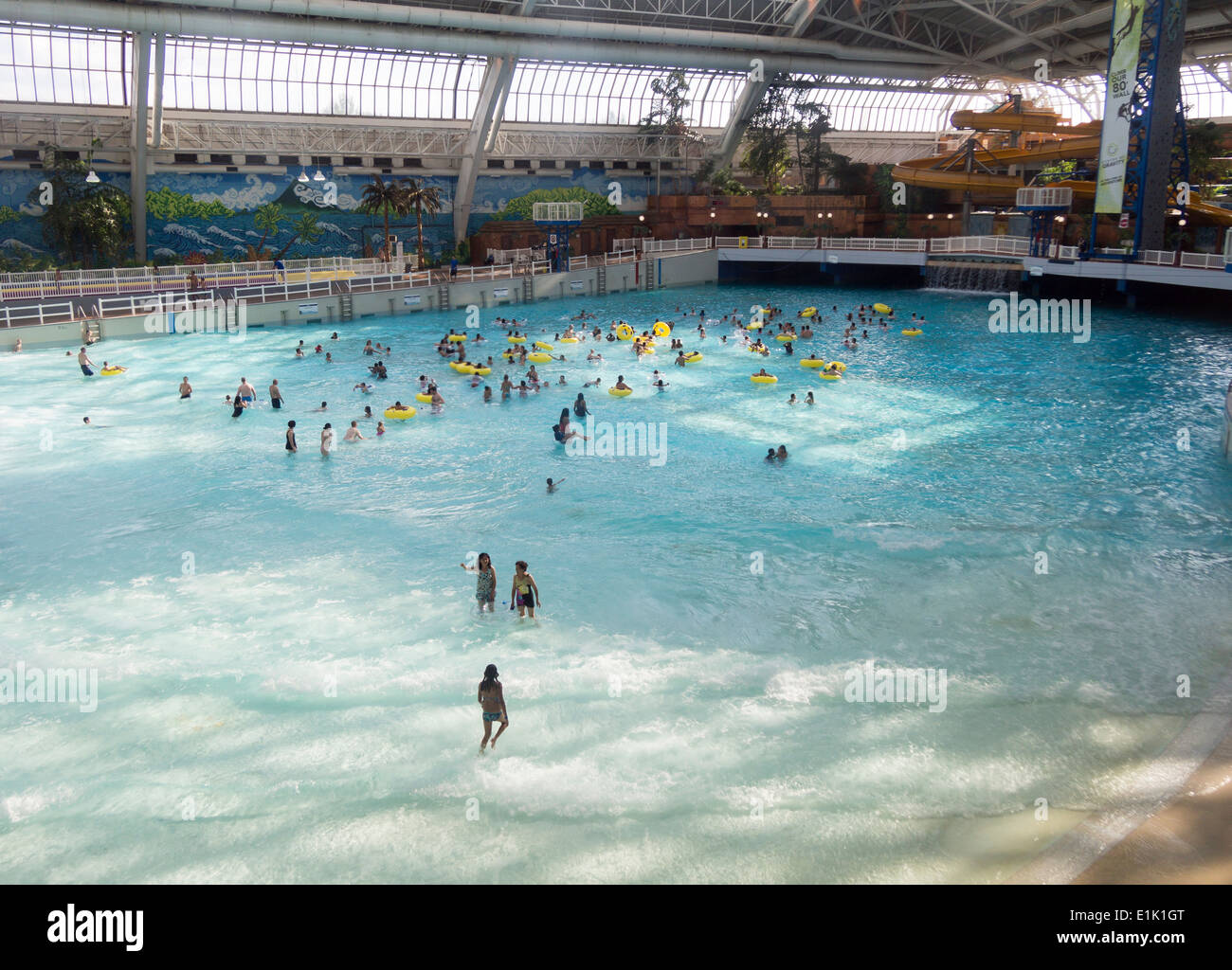 Piscina onda al West Edmonton Mall. La grande piscina interna a questo enorme centro commerciale attira molti bagnanti Foto Stock