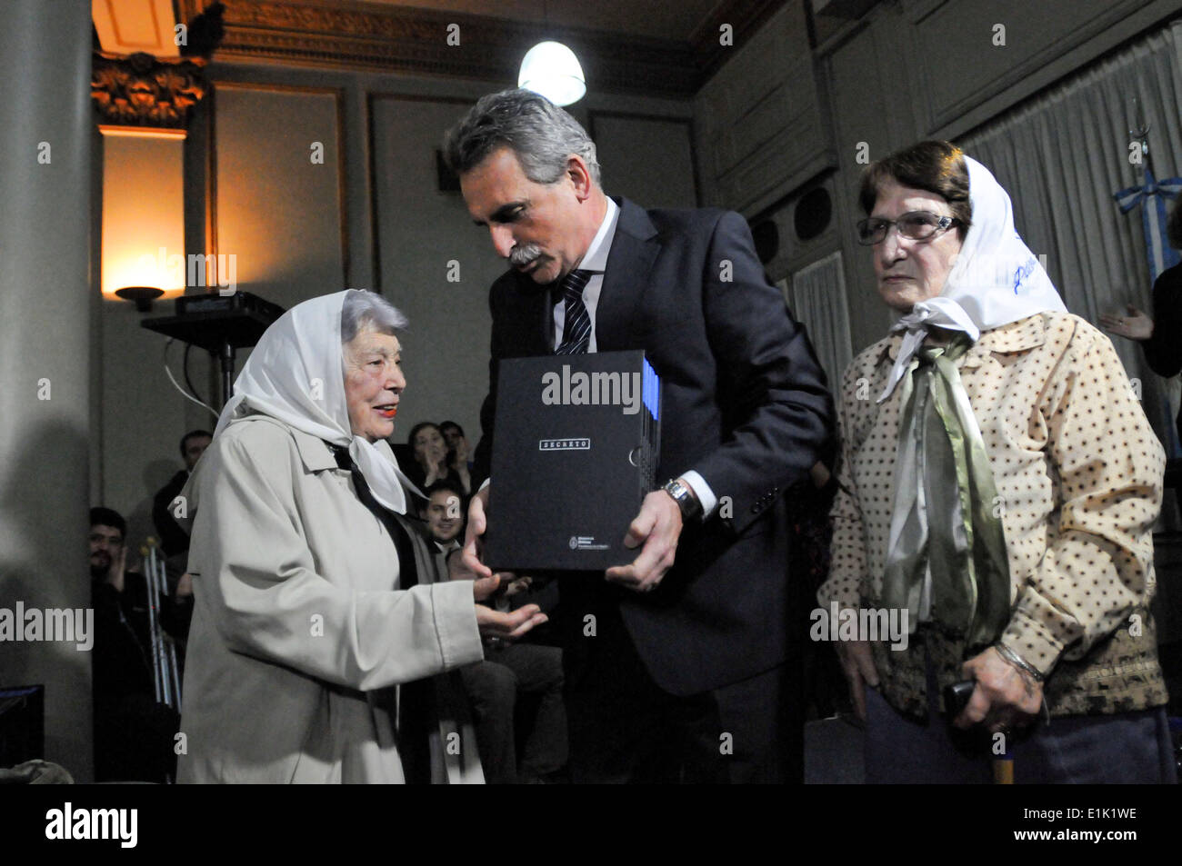 Rosario, Argentina. Il 23 giugno, 2014. Argentina del ministro della Difesa, Agustin Rossi (C), fornisce il segreto degli atti di l'ultima dittatura, ai rappresentanti delle Madres de la Plaza 25 de Mayo-Rosario organizzazione, a Rosario National University, in Rosario, Argentina, 23 giugno 2014. © Jose Granata/TELAM/Xinhua/Alamy Live News Foto Stock