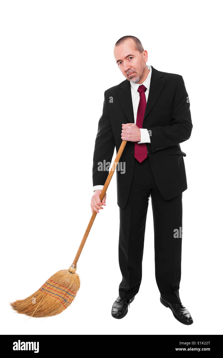 Uomo d'affari con una scopa è la pulizia del suolo Foto Stock