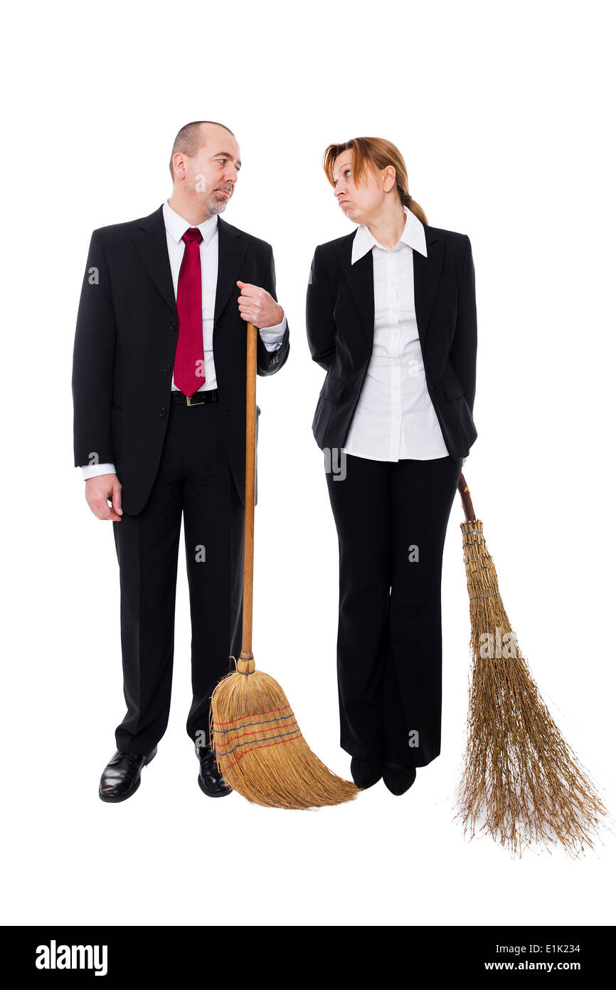 Un gruppo di persone di affari con scope facendo un lavoro inappropriati Foto Stock