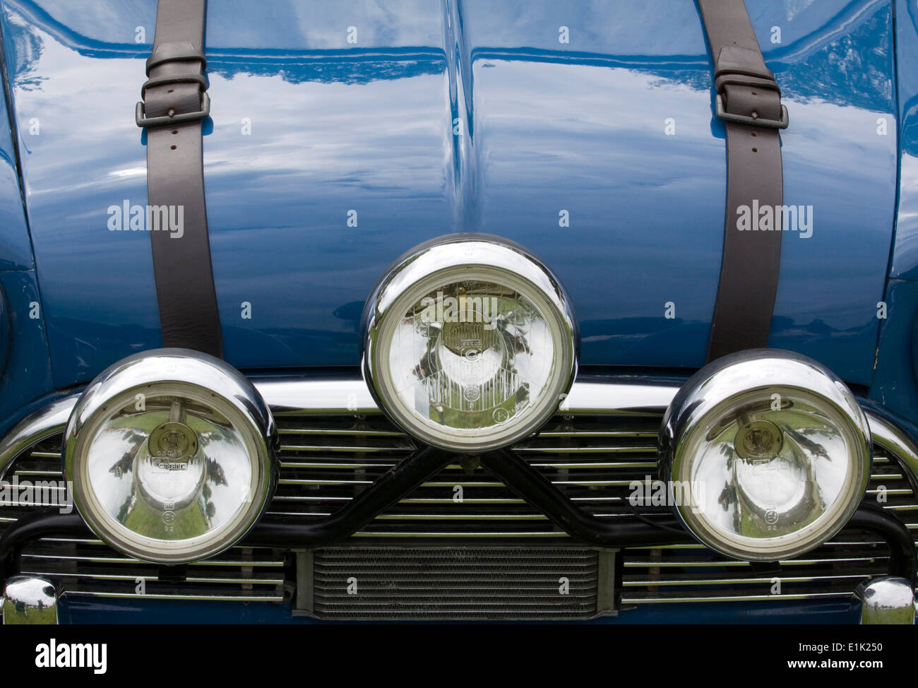 Mini con cinghie e fibbie sul cofano Foto Stock