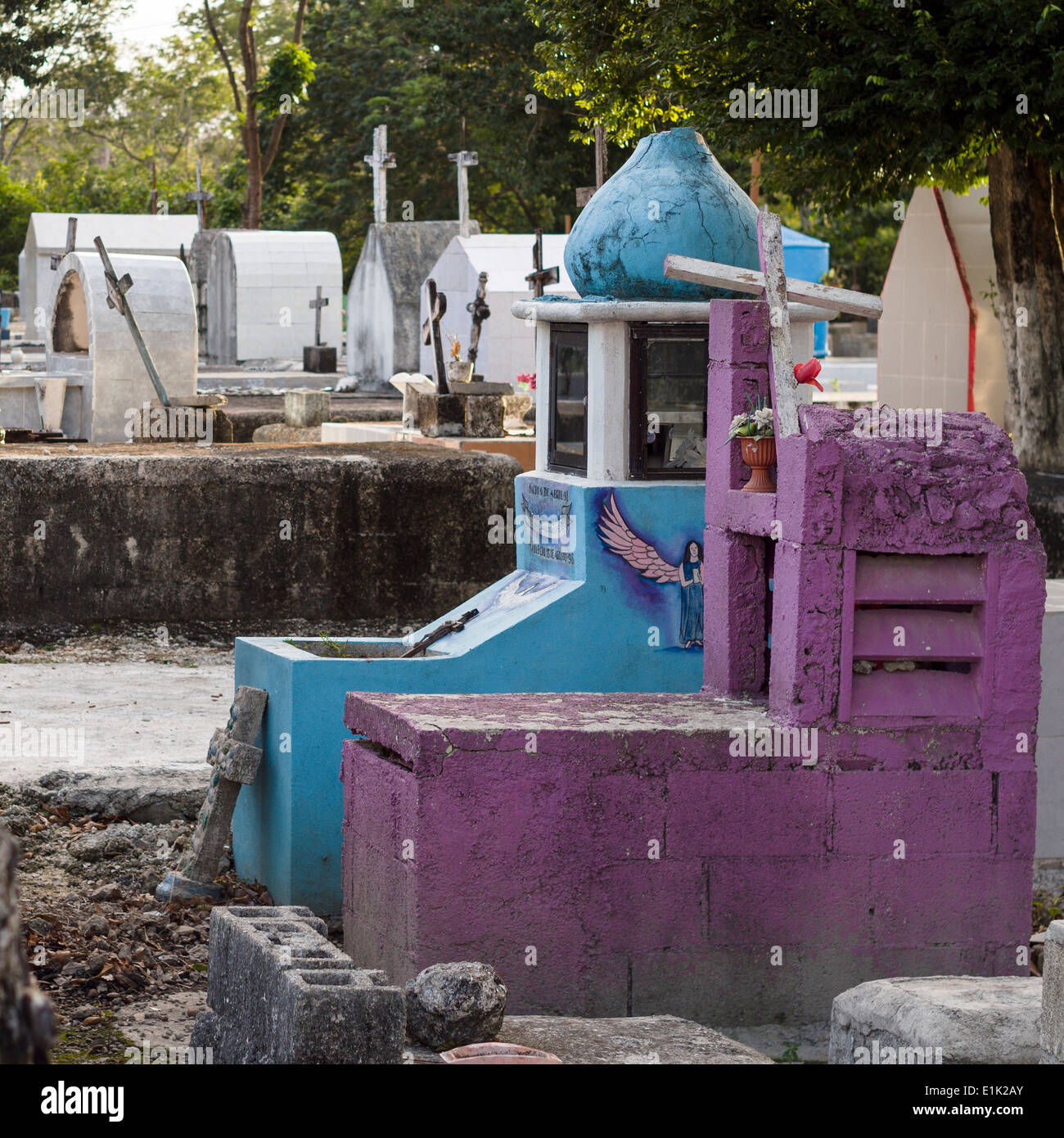 Colorate marcatori tomba nel cimitero della città. Tulum principale del cimitero è un complesso colorato e memoriali di morti Foto Stock