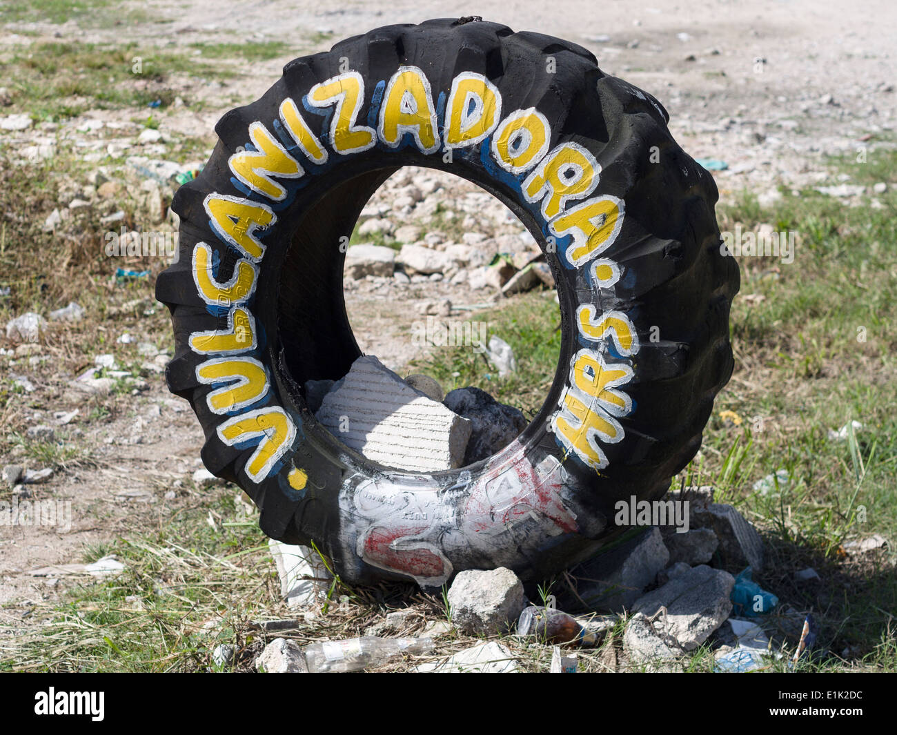 Segno pubblicità un pneumatico Negozio in Messico. Un pneumatico repair shop utilizza un vecchio pneumatico per il suo segno sul ciglio della strada. Foto Stock