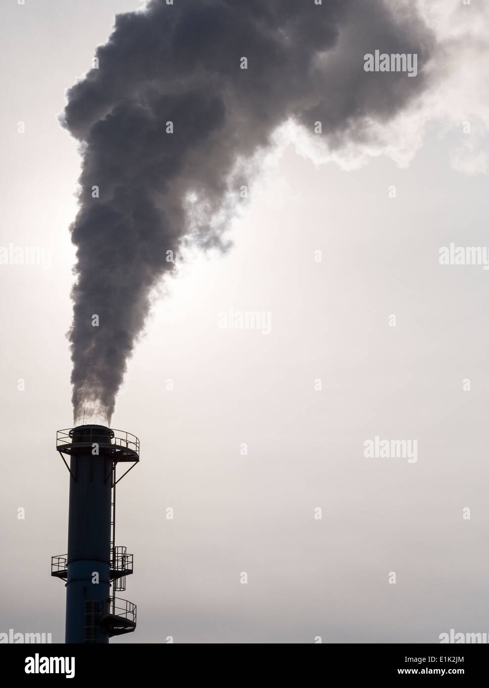 Fumo e vapore . Ombra scura di fumo e di flusso di vapore al di fuori di un  alte ciminiere industriali nella zona est di Ottawa Foto stock - Alamy