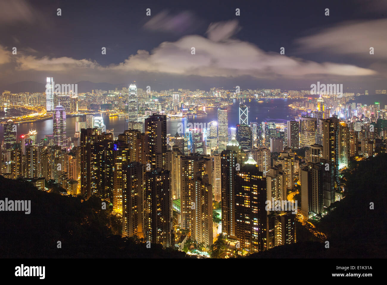 Isola di Hong Kong Central Cityscape con il Victoria Harbour di notte da Victoria Peak Foto Stock