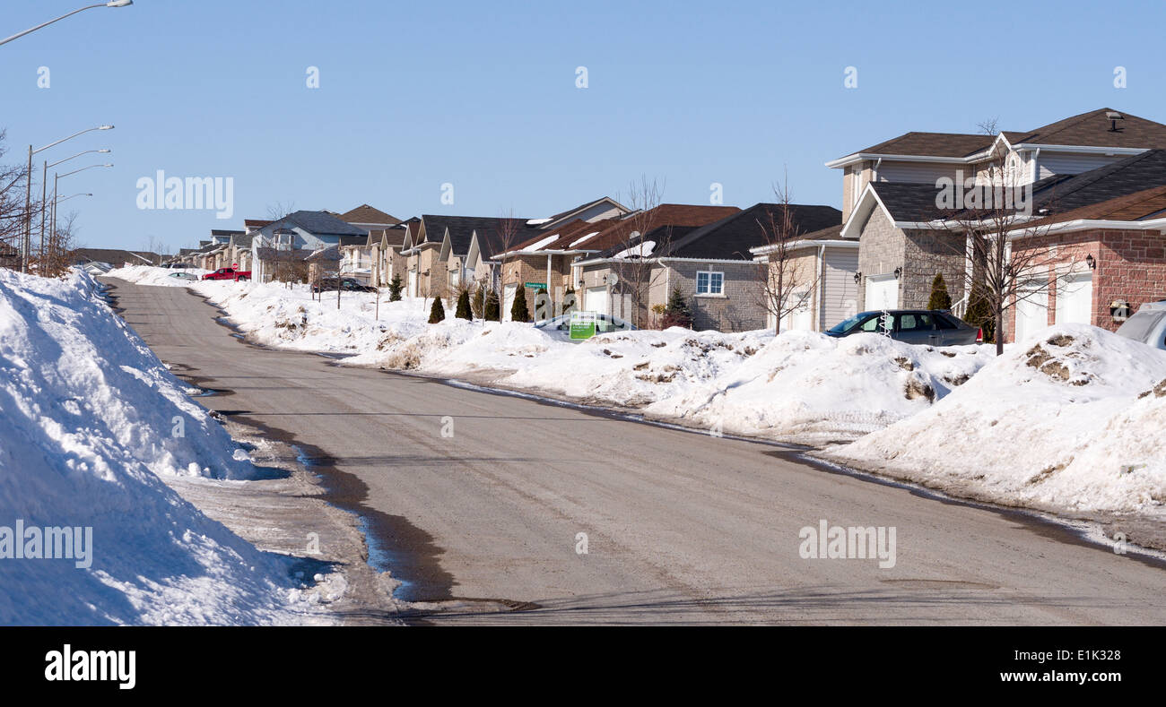 Suburban vie. Una nuova suddivisione durante un inverno nevoso. Sterile, uniforme e sparse. Amherstview, Ontario, Canada Foto Stock