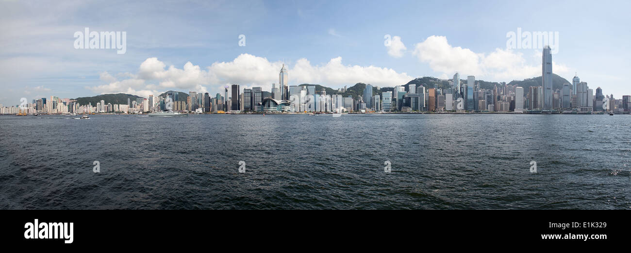 Isola di Hong Kong Central skyline della città lungo il Victoria Harbour Panorama diurno Foto Stock
