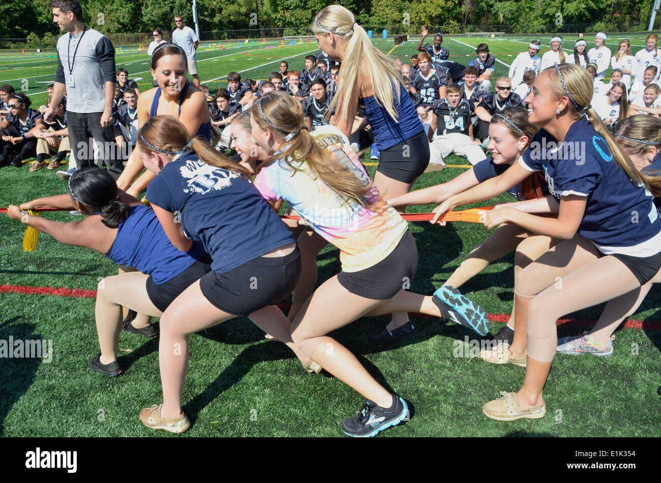 Le ragazze adolescenti la riproduzione di un rimorchiatore di gioco di guerra Foto Stock