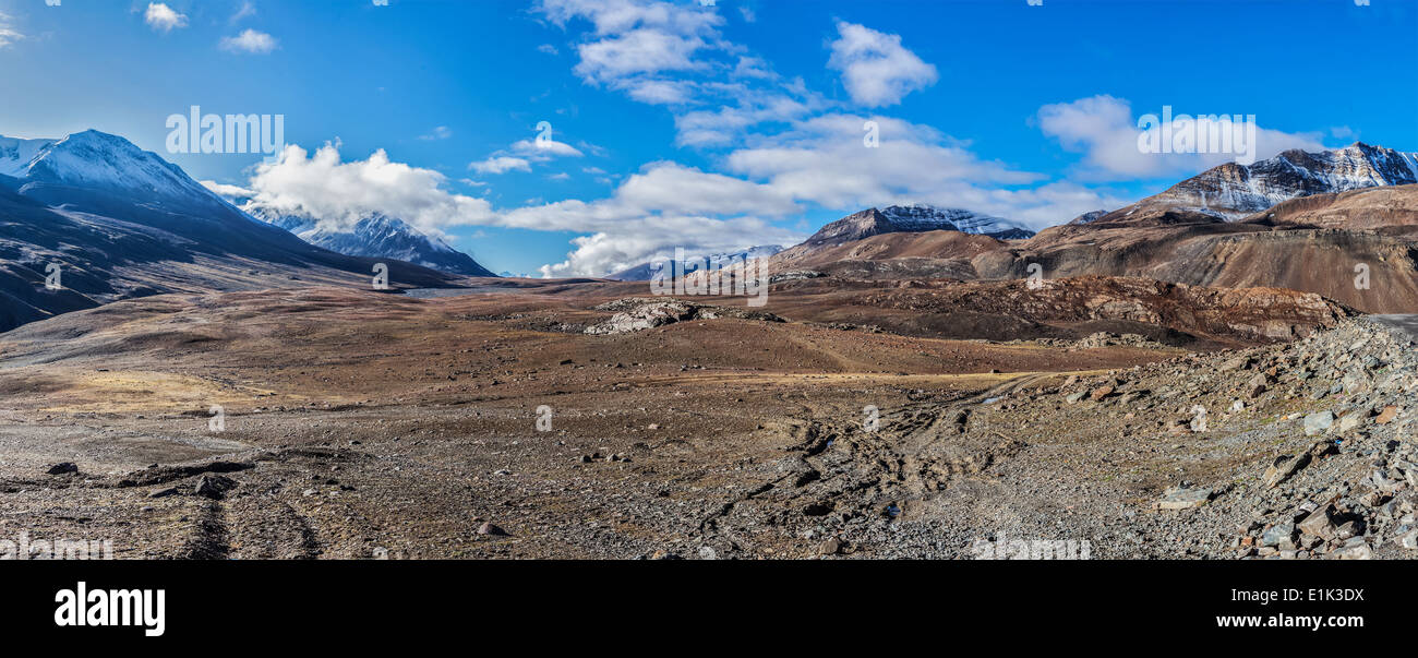 Panorama paesaggio himalayano in Himalaya vicino Baralacha La pass. Himachal Pradesh, India Foto Stock