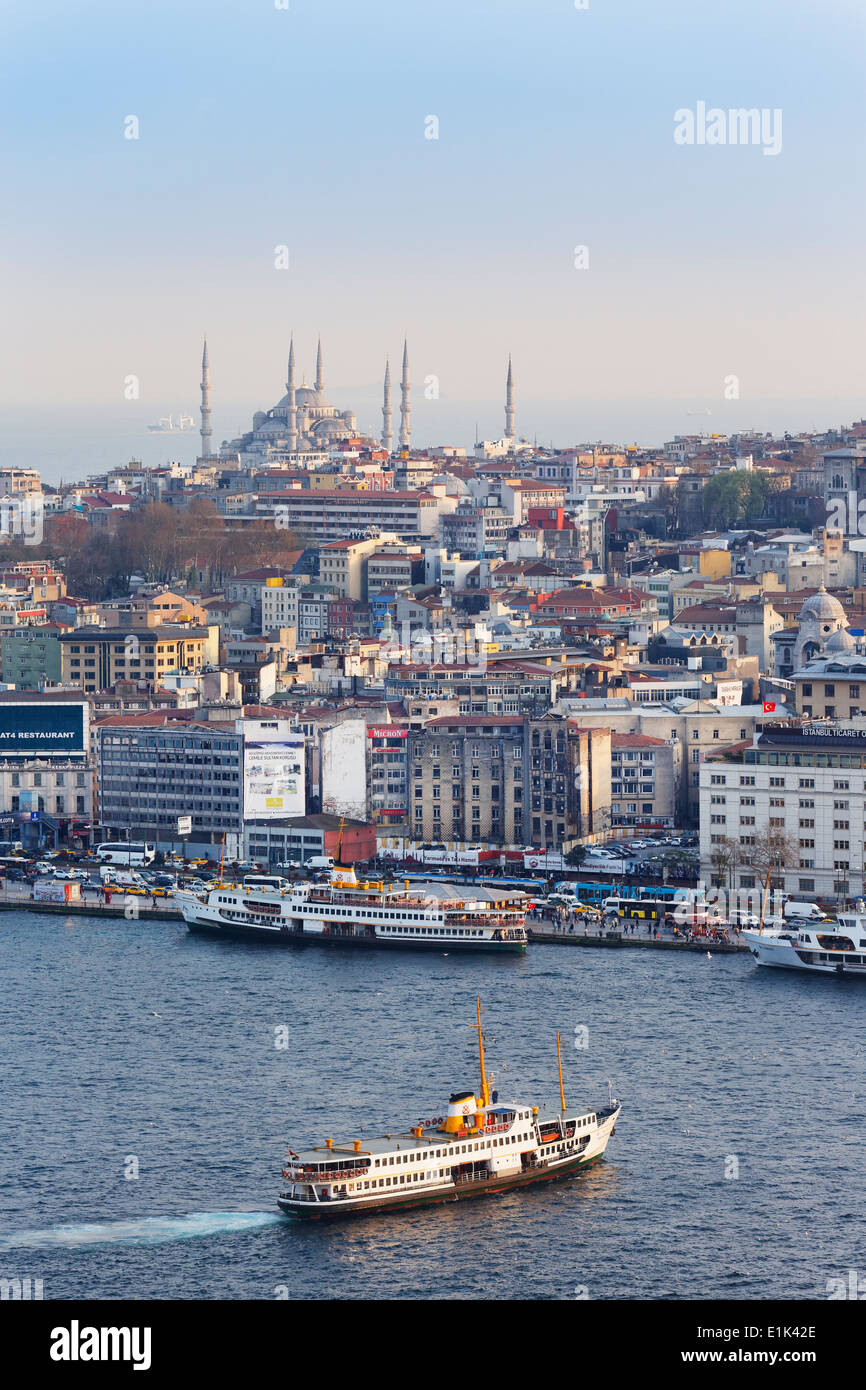 Turchia, Istanbul, Eminoenue, vista da Galata-Tower alla Moschea Blu Foto Stock